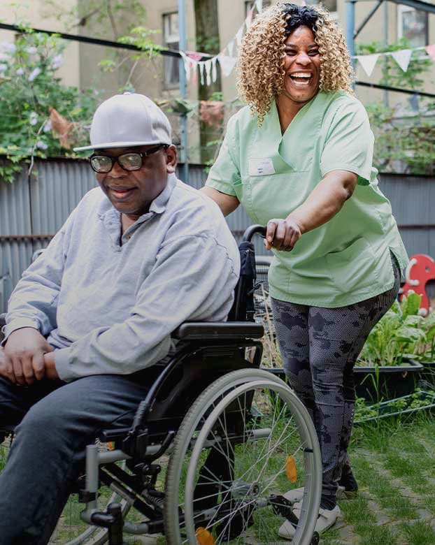 mann-im-rollstuhl-mit-frau